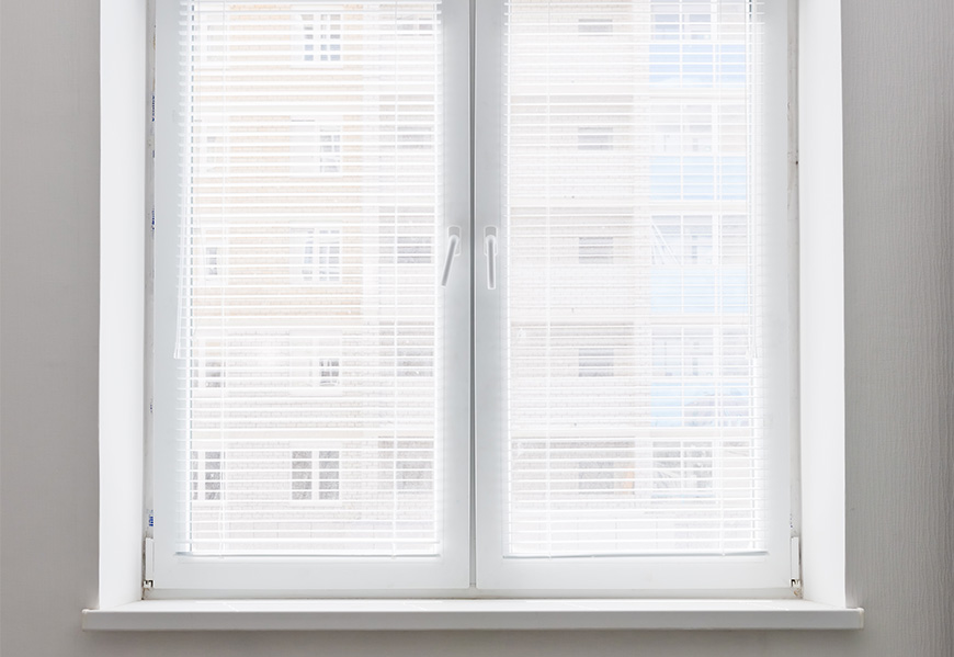 Двустворчатое распашное окно, система профиля REHAU, противовзломная фурнитура Siegenia-Titan