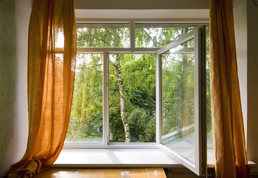 Большое окно с популярной конструкцией для старых зданий